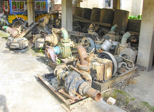 Những đầu máy hút cát bị chính quyền xã Noong Hẹt tịch thu về ủy ban xã.