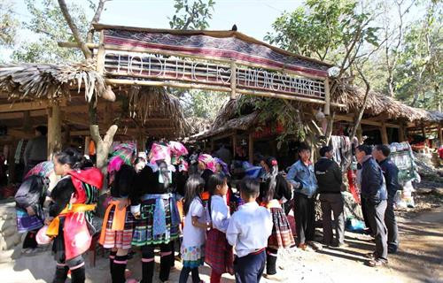 Chợ phiên Sin Suối Hồ, xã Sin Suối Hồ (Phong Thổ, Lai Châu). Ảnh: Quý Trung/TTXVN Chợ phiên Sin Suối Hồ, xã Sin Suối Hồ (Phong Thổ, Lai Châu). Ảnh: Quý Trung/TTXVN