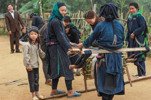 Cụ già ngồi làm sạch bông Các cụ già đang chuốt sạch những sợi thô.Những công đoạn này thường phải làm đông người cùng nhau. Công đoạn làm sạch vải sau khi kéo sợi. Các em nhỏ xem và được dạy thêm cách làm vải. Giàn phơi sợi vải Người phụ nữ dùng sức nặng của cơ thể kéo bánh xe quay vải E m bé La chí với chiếc mũ vải truyền thống Khoảnh khắc vui đùa trong lúc làm bông của các thiếu nữ La Chí Vải sau khi dệt đượ nhúng chàm để tạo màu sau đó phơi trên những chiếc sào tre ngời hiên nhà. Cụ già trong làng đi kiểm tra chất lượng sợi . Cụ già ngồi làm sạch bông Các cụ già đang chuốt sạch những sợi thô.Những công đoạn này thường phải làm đông người cùng nhau. Công đoạn làm sạch vải sau khi kéo sợi. Các em nhỏ xem và được dạy thêm cách làm vải. Giàn phơi sợi vải Người phụ nữ dùng sức nặng của cơ thể kéo bánh xe quay vải E m bé La chí với chiếc mũ vải truyền thống Khoảnh khắc vui đùa trong lúc làm bông của các thiếu nữ La Chí Vải sau khi dệt đượ nhúng chàm để tạo màu sau đó phơi trên những chiếc sào tre ngời hiên nhà. Cụ già trong làng đi kiểm tra chất lượng sợi .