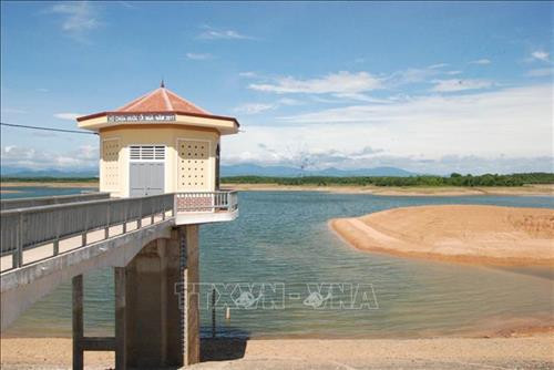 Hồ chứa nước La Ngà chỉ còn đạt 19,1% dung tích thiết kế. Ảnh: Thanh Thủy-TTXVN Hồ chứa nước La Ngà chỉ còn đạt 19,1% dung tích thiết kế. Ảnh: Thanh Thủy-TTXVN