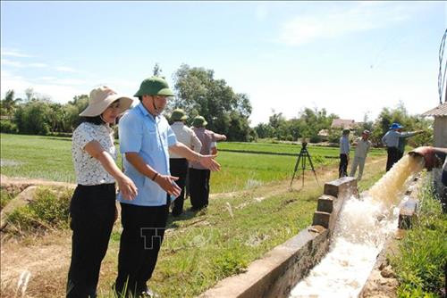 Lãnh đạo tỉnh Quảng Trị chỉ đạo các địa phương triển khai phương án chống hạn khẩn cấp kịp thời nhằm hạn chế thấp nhất thiệt hại có thể xảy ra do thiếu nước sản xuất. Ảnh: TTXVN Lãnh đạo tỉnh Quảng Trị chỉ đạo các địa phương triển khai phương án chống hạn khẩn cấp kịp thời nhằm hạn chế thấp nhất thiệt hại có thể xảy ra do thiếu nước sản xuất. Ảnh: TTXVN