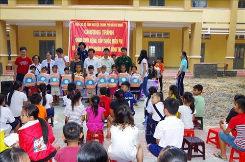 Trao tặng quà cho học sinh tiểu học xã Bình Thạnh. Ảnh: Thanh Tân-TTXVN Trao tặng quà cho học sinh tiểu học xã Bình Thạnh. Ảnh: Thanh Tân-TTXVN