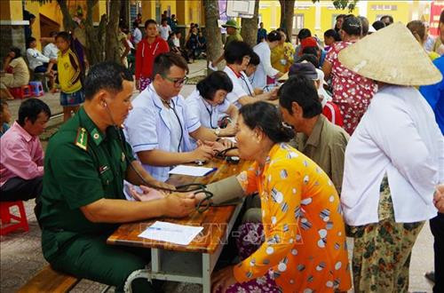 Cán bộ quân y Bộ đội Biên phòng và thầy thuốc Bệnh viện nhân dân Gia Định khám bệnh cho người dân. Ảnh: Thanh Tân-TTXVN Cán bộ quân y Bộ đội Biên phòng và thầy thuốc Bệnh viện nhân dân Gia Định khám bệnh cho người dân. Ảnh: Thanh Tân-TTXVN