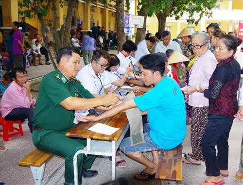 Cán bộ quân y Bộ đội Biên phòng và thầy thuốc Bệnh viện nhân dân Gia Định khám bệnh cho người dân. Ảnh: Thanh Tân-TTXVN Cán bộ quân y Bộ đội Biên phòng và thầy thuốc Bệnh viện nhân dân Gia Định khám bệnh cho người dân. Ảnh: Thanh Tân-TTXVN