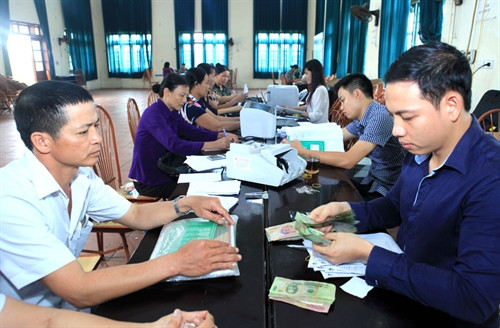 Hộ nghèo và các đối tượng chính sách ở xã Trí Quả, huyện Thuận Thành đến Điểm giao dịch làm thủ tục và nhận tiền vay vốn NHCSXH