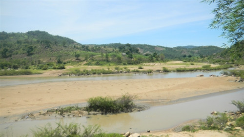 Dòng sông Ba cạn kiệt nước vào mùa khô. Dòng sông Ba cạn kiệt nước vào mùa khô.