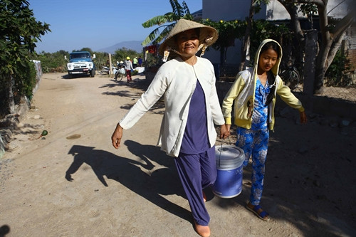 Niềm vui của người dân thôn Khánh Tân khi được hỗ trợ nước sinh hoạt. Niềm vui của người dân thôn Khánh Tân khi được hỗ trợ nước sinh hoạt.