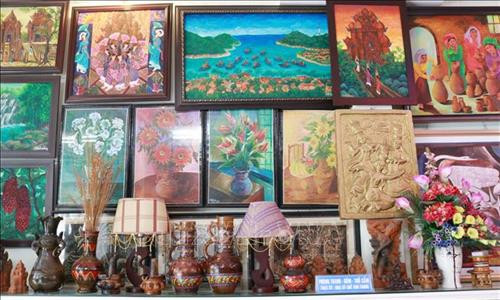 Một số tác phẩm mỹ thuật của thạc sĩ, họa sĩ Chế Kim Trung. Ảnh: Nguyễn Thành – TTXVN Một số tác phẩm mỹ thuật của thạc sĩ, họa sĩ Chế Kim Trung. Ảnh: Nguyễn Thành – TTXVN