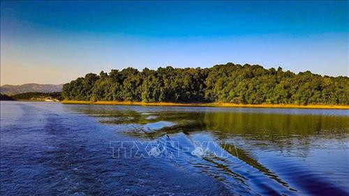 Hồ Pá Khoang - Viên ngọc bích tô điểm núi rừng Tây Bắc. Ảnh: Phan Tuấn Anh - TTXVN Hồ Pá Khoang - Viên ngọc bích tô điểm núi rừng Tây Bắc. Ảnh: Phan Tuấn Anh - TTXVN