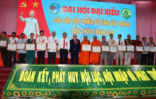 Tặng Bằng khen cho tập thể, cá nhân có thành tích trong công tác dân tộc. Ảnh: Trung Hiếu - TTXVN Tặng Bằng khen cho tập thể, cá nhân có thành tích trong công tác dân tộc. Ảnh: Trung Hiếu - TTXVN