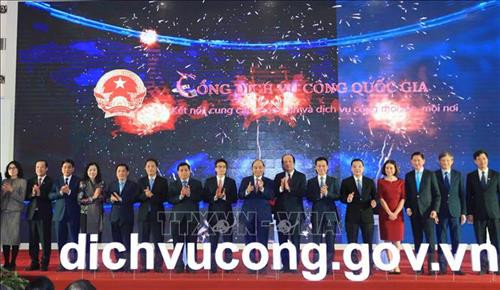 Thủ tướng Chính phủ Nguyễn Xuân Phúc và các đại biểu thực hiện nghi thức khai trương Cổng Dịch vụ công Quốc gia. Ảnh: Văn Điệp - TTXVN Thủ tướng Chính phủ Nguyễn Xuân Phúc và các đại biểu thực hiện nghi thức khai trương Cổng Dịch vụ công Quốc gia. Ảnh: Văn Điệp - TTXVN