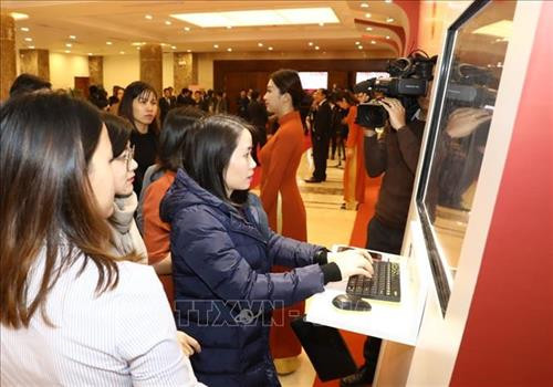 Các đại biểu thực hiện chữ ký số trên Cổng Dịch vụ công Quốc gia. Ảnh: Văn Điệp - TTXVN Các đại biểu thực hiện chữ ký số trên Cổng Dịch vụ công Quốc gia. Ảnh: Văn Điệp - TTXVN