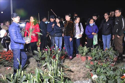 Rất đông du khách từ khắp các tỉnh thành đến chợ Viềng phủ tại huyện Vụ Bản, tỉnh Nam Định để du xuân. Ảnh Công Luật – TTXVN Rất đông du khách từ khắp các tỉnh thành đến chợ Viềng phủ tại huyện Vụ Bản, tỉnh Nam Định để du xuân. Ảnh Công Luật – TTXVN