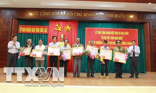 Lãnh đạo tỉnh Đắk Lắk trao danh hiệu Mẹ Việt Nam Anh hùng cho thân nhân các Mẹ đã mất. Ảnh: Phạm Cường -TTXVN Lãnh đạo tỉnh Đắk Lắk trao danh hiệu Mẹ Việt Nam Anh hùng cho thân nhân các Mẹ đã mất. Ảnh: Phạm Cường -TTXVN