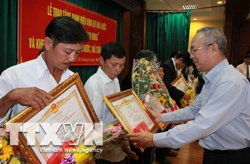 Lãnh đạo tỉnh Đắk Lắk trao danh hiệu Mẹ Việt Nam Anh hùng cho thân nhân các Mẹ đã mất. Ảnh: Phạm Cường-TTXVN Lãnh đạo tỉnh Đắk Lắk trao danh hiệu Mẹ Việt Nam Anh hùng cho thân nhân các Mẹ đã mất. Ảnh: Phạm Cường-TTXVN