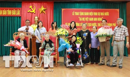 Lãnh đạo tỉnh Đắk Lắk trao tặng danh hiệu Mẹ Việt Nam Anh hùng cho 3 mẹ còn sống. Ảnh: Phạm Cường-TTXVN Lãnh đạo tỉnh Đắk Lắk trao tặng danh hiệu Mẹ Việt Nam Anh hùng cho 3 mẹ còn sống. Ảnh: Phạm Cường-TTXVN