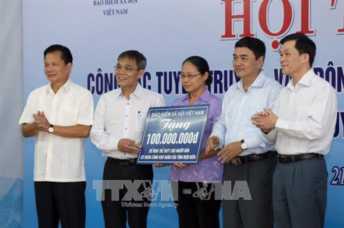 Bảo hiểm xã hội Việt Nam trao tặng tiền ủng hộ những người có hoàn cảnh khó khăn mua thẻ bảo hiểm y tế. Ảnh: Phan Tuấn Anh - TTXVN Bảo hiểm xã hội Việt Nam trao tặng tiền ủng hộ những người có hoàn cảnh khó khăn mua thẻ bảo hiểm y tế. Ảnh: Phan Tuấn Anh - TTXVN