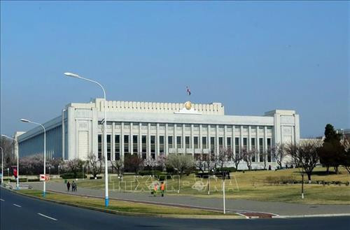 Thủ đô Bình Nhưỡng ngày nay mang một dáng vẻ hiện đại. Ảnh: Phương Hoa – TTXVN Những ngôi nhà cao tầng được sơn nhiều màu sắc mang dáng vẻ hiện đại cho Thủ đô Bình Nhưỡng. Ảnh: Phương Hoa- TTXVN Toàn cảnh thành phố Bình Nhưỡng nhìn từ trên cao. Ảnh: Phương Hoa – TTXVN Tiết mục hòa nhạc của Dàn nhạc Công Huân quốc gia Triều Tiên. Ảnh: Phương Hoa – TTXVN Đúng dịp sinh nhật của Chủ tịch Kim Nhật Thành, Triển lãm hoa được tổ chức tại Thủ đô Bình Nhưỡng. Ảnh: Phương Hoa – TTXVN Một gia đình Triều Tiên tham quan Triển lãm hoa Kim Nhật Thành. Ảnh: Phương Hoa – TTXVN Phụ nữ Triều Tiên mặc trang phục truyền thống vào xem Triển lãm hoa Kim Nhật Thành. Ảnh: Phương Hoa – TTXVN Người dân Triều Tiên xếp hàng vào xem Triển lãm hoa Kim Nhật Thành. Ảnh: Phương Hoa – TTXVN Một ngôi nhà truyền thống bên cạnh những công trình hiện đại. Ảnh: Phương Hoa – TTXVN Người dân và thiếu niên Triều Tiên đến vui chơi ở công viên. Ảnh: Phương Hoa – TTXVN Ngày cuối tuần, người dân Triều Tiên đến vui chơi ở các công viên nổi tiếng. Ảnh: Phương Hoa – TTXVN Một gian hàng dược phẩm ở Bình Nhưỡng. Ảnh: Phương Hoa – TTXVN Học sinh học môn thể thao yêu thích ở trường học. Ảnh: Phương Hoa – TTXVN Lớp học âm nhạc của học sinh Triều Tiên. Ảnh: Phương Hoa – TTXVN Lớp dạy lập trình tại Cung Học sinh Thiếu niên Vạn Cảnh Đài. Ảnh: Phương Hoa – TTXVN Triều Tiên rất chú trọng đến việc phát triển toàn diện con người, học sinh được tham gia các lớp học nghệ thuật. Ảnh: Phương Hoa- TTXVN Học sinh Triều Tiên học viết thư pháp. Ảnh: Phương Hoa – TTXVN Một cặp vợ chồng sắp cưới chụp ảnh trước Bảo tàng Chiến thắng Chiến tranh Giải phóng Tổ quốc. Ảnh: Phương Hoa – TTXVN Người dân xếp hàng trật tự lên phương tiện giao thông công cộng. Ảnh: Phương Hoa- TTXVN Cung Thái Dương Kumsusan-nơi an nghỉ của Chủ tịch Kim Nhật Thành và Kim Jong - Il. Ảnh: Phương Hoa – TTXVN Nhà ga trung tâm ở Thủ đô Bình Nhưỡng. Ảnh: Phương Hoa – TTXVN Tòa nhà Quốc hội ở Thủ đô Bình Nhưỡng. Ảnh: Phương Hoa – TTXVN Ngoài phương tiện giao thông công cộng, người dân Bình Nhưỡng thường xuyên sử dụng xe đạp. Ảnh: Phương Hoa – TTXVN Hoa nở trên đường phố cùng với những ngôi nhà cao tầng mang nhiều màu sắc rực rỡ. Ảnh: Phương Hoa – TTXVN Tượng "Vạn Lý Mã" - bức tượng nổi tiếng ở Bình Nhưỡng. Ảnh: Phương Hoa – TTXVN Những dãy phố với công trình kiến trúc hiện đại được xây dựng ở Bình Nhưỡng. Ảnh: Phương Hoa – TTXVN Nhiều chung cư cao tầng được xây dựng phục vụ chỗ ở cho người dân ở Thủ đô Bình Nhưỡng. Ảnh: Phương Hoa – TTXVN Khải Hoàn Môn - một công trình nổi tiếng ở Bình Nhưỡng. Ảnh: Phương Hoa – TTXVN Tháp Chủ thể cao 170 m là Tượng đài về học thuyết tự lực tự cường ở Triều Tiên. Ảnh: Phương Hoa – TTXVN Một công trình kiến trúc truyền thống của Triều Tiên tại Thủ đô Bình Nhưỡng. Ảnh: Phương Hoa – TTXVN Quảng trường Kim Nhật Thành, nơi tổ chức các sự kiện lớn của Triều Tiên. Ảnh: Phương Hoa – TTXVN Pin năng lượng mặt trời được sử dụng ở nhiều nơi tại Thủ đô Bình Nhưỡng. Ảnh: Phương Hoa – TTXVN Ô tô điện là phương tiện giao thông công cộng phổ biển ở Bình Nhưỡng. Ảnh: Phương Hoa – TTXVN Nhà ga Bình Nhưỡng nhìn từ trên cao. Ảnh: Phương Hoa – TTXVN Tòa nhà Ryugyong cao 330m ở Thủ đô Bình Nhưỡng. Ảnh: Phương Hoa – TTXVN Một công trình lịch sử ở Thủ đô Bình Nhưỡng. Ảnh: Phương Hoa – TTXVN Học sinh mầm non được cô giáo dẫn đi dã ngoại. Ảnh: Phương Hoa – TTXVN Thủ đô Bình Nhưỡng nhìn từ trên cao. Ảnh: Phương Hoa – TTXVN Khu Chang Jong, nơi tập trung nhiều nhà cao tầng. Ảnh: Phương Hoa – TTXVN Thủ đô Bình Nhưỡng ngày nay mang một dáng vẻ hiện đại. Ảnh: Phương Hoa – TTXVN Những ngôi nhà cao tầng được sơn nhiều màu sắc mang dáng vẻ hiện đại cho Thủ đô Bình Nhưỡng. Ảnh: Phương Hoa- TTXVN Toàn cảnh thành phố Bình Nhưỡng nhìn từ trên cao. Ảnh: Phương Hoa – TTXVN Tiết mục hòa nhạc của Dàn nhạc Công Huân quốc gia Triều Tiên. Ảnh: Phương Hoa – TTXVN Đúng dịp sinh nhật của Chủ tịch Kim Nhật Thành, Triển lãm hoa được tổ chức tại Thủ đô Bình Nhưỡng. Ảnh: Phương Hoa – TTXVN Một gia đình Triều Tiên tham quan Triển lãm hoa Kim Nhật Thành. Ảnh: Phương Hoa – TTXVN Phụ nữ Triều Tiên mặc trang phục truyền thống vào xem Triển lãm hoa Kim Nhật Thành. Ảnh: Phương Hoa – TTXVN Người dân Triều Tiên xếp hàng vào xem Triển lãm hoa Kim Nhật Thành. Ảnh: Phương Hoa – TTXVN Một ngôi nhà truyền thống bên cạnh những công trình hiện đại. Ảnh: Phương Hoa – TTXVN Người dân và thiếu niên Triều Tiên đến vui chơi ở công viên. Ảnh: Phương Hoa – TTXVN Ngày cuối tuần, người dân Triều Tiên đến vui chơi ở các công viên nổi tiếng. Ảnh: Phương Hoa – TTXVN Một gian hàng dược phẩm ở Bình Nhưỡng. Ảnh: Phương Hoa – TTXVN Học sinh học môn thể thao yêu thích ở trường học. Ảnh: Phương Hoa – TTXVN Lớp học âm nhạc của học sinh Triều Tiên. Ảnh: Phương Hoa – TTXVN Lớp dạy lập trình tại Cung Học sinh Thiếu niên Vạn Cảnh Đài. Ảnh: Phương Hoa – TTXVN Triều Tiên rất chú trọng đến việc phát triển toàn diện con người, học sinh được tham gia các lớp học nghệ thuật. Ảnh: Phương Hoa- TTXVN Học sinh Triều Tiên học viết thư pháp. Ảnh: Phương Hoa – TTXVN Một cặp vợ chồng sắp cưới chụp ảnh trước Bảo tàng Chiến thắng Chiến tranh Giải phóng Tổ quốc. Ảnh: Phương Hoa – TTXVN Người dân xếp hàng trật tự lên phương tiện giao thông công cộng. Ảnh: Phương Hoa- TTXVN Cung Thái Dương Kumsusan-nơi an nghỉ của Chủ tịch Kim Nhật Thành và Kim Jong - Il. Ảnh: Phương Hoa – TTXVN Nhà ga trung tâm ở Thủ đô Bình Nhưỡng. Ảnh: Phương Hoa – TTXVN Tòa nhà Quốc hội ở Thủ đô Bình Nhưỡng. Ảnh: Phương Hoa – TTXVN Ngoài phương tiện giao thông công cộng, người dân Bình Nhưỡng thường xuyên sử dụng xe đạp. Ảnh: Phương Hoa – TTXVN Hoa nở trên đường phố cùng với những ngôi nhà cao tầng mang nhiều màu sắc rực rỡ. Ảnh: Phương Hoa – TTXVN Tượng "Vạn Lý Mã" - bức tượng nổi tiếng ở Bình Nhưỡng. Ảnh: Phương Hoa – TTXVN Những dãy phố với công trình kiến trúc hiện đại được xây dựng ở Bình Nhưỡng. Ảnh: Phương Hoa – TTXVN Nhiều chung cư cao tầng được xây dựng phục vụ chỗ ở cho người dân ở Thủ đô Bình Nhưỡng. Ảnh: Phương Hoa – TTXVN Khải Hoàn Môn - một công trình nổi tiếng ở Bình Nhưỡng. Ảnh: Phương Hoa – TTXVN Tháp Chủ thể cao 170 m là Tượng đài về học thuyết tự lực tự cường ở Triều Tiên. Ảnh: Phương Hoa – TTXVN Một công trình kiến trúc truyền thống của Triều Tiên tại Thủ đô Bình Nhưỡng. Ảnh: Phương Hoa – TTXVN Quảng trường Kim Nhật Thành, nơi tổ chức các sự kiện lớn của Triều Tiên. Ảnh: Phương Hoa – TTXVN Pin năng lượng mặt trời được sử dụng ở nhiều nơi tại Thủ đô Bình Nhưỡng. Ảnh: Phương Hoa – TTXVN Ô tô điện là phương tiện giao thông công cộng phổ biển ở Bình Nhưỡng. Ảnh: Phương Hoa – TTXVN Nhà ga Bình Nhưỡng nhìn từ trên cao. Ảnh: Phương Hoa – TTXVN Tòa nhà Ryugyong cao 330m ở Thủ đô Bình Nhưỡng. Ảnh: Phương Hoa – TTXVN Một công trình lịch sử ở Thủ đô Bình Nhưỡng. Ảnh: Phương Hoa – TTXVN Học sinh mầm non được cô giáo dẫn đi dã ngoại. Ảnh: Phương Hoa – TTXVN Thủ đô Bình Nhưỡng nhìn từ trên cao. Ảnh: Phương Hoa – TTXVN Khu Chang Jong, nơi tập trung nhiều nhà cao tầng. Ảnh: Phương Hoa – TTXVN