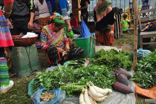 Nhiều sản vật phong phú do người Mông xã Nà Hầu ( Yên Bái) tự nuôi trồng, sản xuất được bày bán tại chợ quê. Ảnh: Việt Dũng - TTXVN