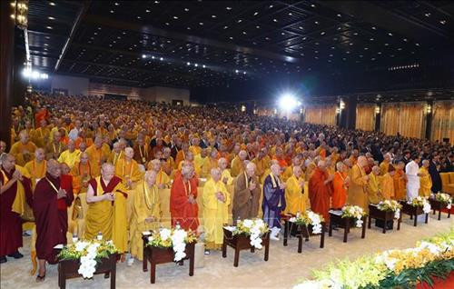 Các đại biểu dự khai mạc Đại lễ Vesak 2019 trang nghiêm cử hành nghi lễ tạ Tam Bảo. Ảnh: Thống Nhất-TTXVN Các đại biểu dự khai mạc Đại lễ Vesak 2019 trang nghiêm cử hành nghi lễ tạ Tam Bảo. Ảnh: Thống Nhất-TTXVN