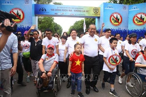 Phó Thủ tướng Thường trực Chính phủ Trương Hoà Bình và các đại biểu tham gia đi bộ quanh bờ hồ Hoàn Kiếm. Ảnh: Minh Quyết - TTXVN Phó Thủ tướng Thường trực Chính phủ Trương Hoà Bình và các đại biểu tham gia đi bộ quanh bờ hồ Hoàn Kiếm. Ảnh: Minh Quyết - TTXVN