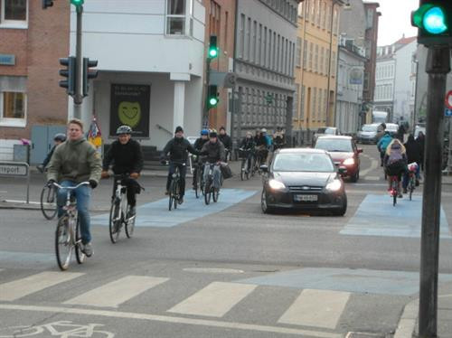 Làn xe đạp trên đường phố trung tâm Aarhus - Ảnh: blogspot