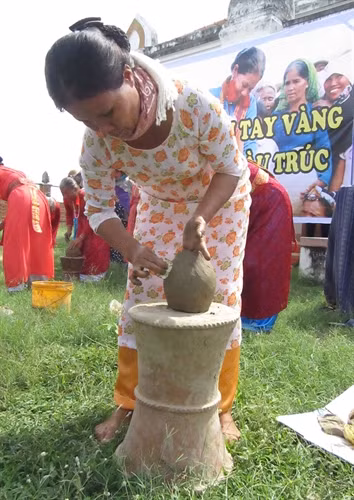 Những đôi tay khéo léo tạo nên các sản phẩm gốm Bàu Trúc