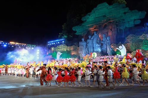 Ông Phạm Minh Huấn, Chủ tịch UBND tỉnh Tuyên Quang chúc mừng các em thiếu nhi nhân dịp Tết trung thu 2017. Ảnh: Quang Cường – TTXVN Thiếu nhi trong đêm hội. Ảnh: Quang Cường – TTXVN Thiếu nhi trong đêm hội. Ảnh: Quang Cường – TTXVN Ông Phạm Minh Huấn, Chủ tịch UBND tỉnh Tuyên Quang chúc mừng các em thiếu nhi nhân dịp Tết trung thu 2017. Ảnh: Quang Cường – TTXVN Thiếu nhi trong đêm hội. Ảnh: Quang Cường – TTXVN Thiếu nhi trong đêm hội. Ảnh: Quang Cường – TTXVN