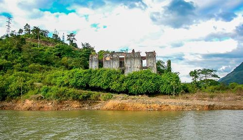 Di tích Dinh thự Đèo Văn Long nằm bên lòng hồ thủy điện. Ảnh: Xuân Tư – TTXVN Di tích Dinh thự Đèo Văn Long nằm bên lòng hồ thủy điện. Ảnh: Xuân Tư – TTXVN