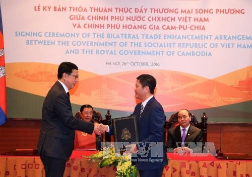 Lễ ký bản thỏa thuận thúc đẩy song phương giữa Chính phủ nước CHXHCN Việt Nam và Chính phủ Hoàng gia Campuchia. Ảnh: TTXVN