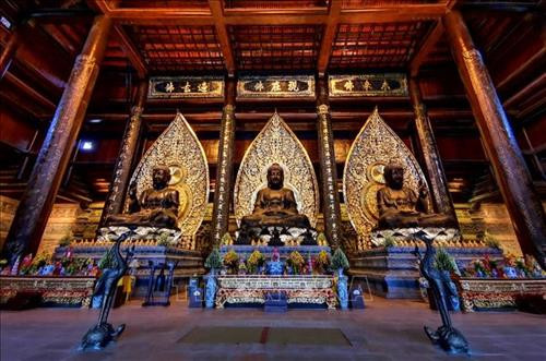 Quần thể chùa có diện tích khoảng 5.100 ha, với gần 1.000 ha hồ nước, 3.000 ha núi đá, rừng tự nhiên… cùng nhiều thung lũng, 3 mặt bao bọc bởi núi, trước là hồ Tam Chúc với 6 quả núi nhỏ. Ảnh: Thành Đạt - TTXVN Ba pho tượng Phật bằng đồng dát đồng đen, mỗi bức nặng 200 tấn đặt giữa trung tâm điện Tam Thế. Ảnh: Thành Đạt – TTXVN Trung tâm Hội nghị quốc tế được xây dựng nổi trên mặt hồ cao 31 m. Ảnh: Thành Đạt – TTXVN Điện Tam thế đã cơ bản hoàn thành. Ảnh: Thành Đạt – TTXVN Quần thể chùa Tam Chúc nhìn từ xa. Ảnh: Thành Đạt – TTXVN Quần thể chùa có diện tích khoảng 5.100 ha, với gần 1.000 ha hồ nước, 3.000 ha núi đá, rừng tự nhiên… cùng nhiều thung lũng, 3 mặt bao bọc bởi núi, trước là hồ Tam Chúc với 6 quả núi nhỏ. Ảnh: Thành Đạt – TTXVN Buổi tập huấn cho các tình nguyện viên phục vụ Đại lễ Vesak 2019. Ảnh: Thành Đạt – TTXVN Cờ của các quốc gia tham dự được treo trang trọng trước thềm Đại lễ Vesak 2019. Ảnh: Thành Đạt – TTXVN Chùa Tam Chúc được xây dựng đặc biệt với 12.000 bức tranh đá miêu tả các sự tích của Đức Phật được những nghệ nhân tạc bằng đá núi lửa ở Indonesia. Ảnh: Thành Đạt - TTXVN Quần thể chùa có diện tích khoảng 5.100 ha, với gần 1.000 ha hồ nước, 3.000 ha núi đá, rừng tự nhiên… cùng nhiều thung lũng, 3 mặt bao bọc bởi núi, trước là hồ Tam Chúc với 6 quả núi nhỏ. Ảnh: Thành Đạt - TTXVN Ba pho tượng Phật bằng đồng dát đồng đen, mỗi bức nặng 200 tấn đặt giữa trung tâm điện Tam Thế. Ảnh: Thành Đạt – TTXVN Trung tâm Hội nghị quốc tế được xây dựng nổi trên mặt hồ cao 31 m. Ảnh: Thành Đạt – TTXVN Điện Tam thế đã cơ bản hoàn thành. Ảnh: Thành Đạt – TTXVN Quần thể chùa Tam Chúc nhìn từ xa. Ảnh: Thành Đạt – TTXVN Quần thể chùa có diện tích khoảng 5.100 ha, với gần 1.000 ha hồ nước, 3.000 ha núi đá, rừng tự nhiên… cùng nhiều thung lũng, 3 mặt bao bọc bởi núi, trước là hồ Tam Chúc với 6 quả núi nhỏ. Ảnh: Thành Đạt – TTXVN Buổi tập huấn cho các tình nguyện viên phục vụ Đại lễ Vesak 2019. Ảnh: Thành Đạt – TTXVN Cờ của các quốc gia tham dự được treo trang trọng trước thềm Đại lễ Vesak 2019. Ảnh: Thành Đạt – TTXVN Chùa Tam Chúc được xây dựng đặc biệt với 12.000 bức tranh đá miêu tả các sự tích của Đức Phật được những nghệ nhân tạc bằng đá núi lửa ở Indonesia. Ảnh: Thành Đạt - TTXVN