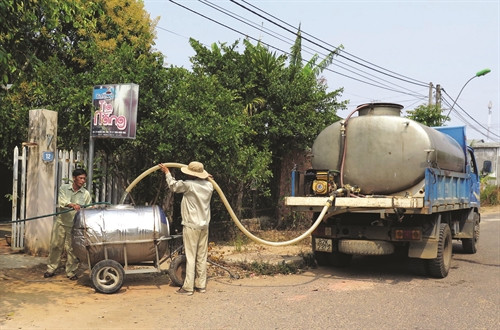 Chở nước sạch đến cung cấp cho đồng bào ở tổ dân phố 3, phường Trần Hưng Đạo, thành phố Kon Tum (Kon Tum) Chở nước sạch đến cung cấp cho đồng bào ở tổ dân phố 3, phường Trần Hưng Đạo, thành phố Kon Tum (Kon Tum)