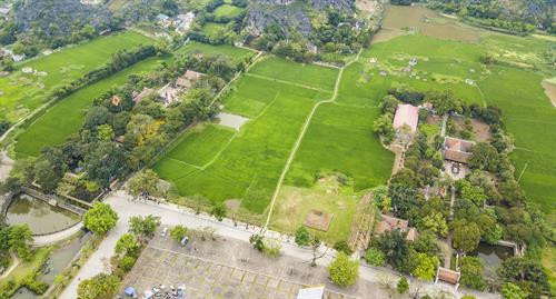 Đền vua Đinh Tiên Hoàng nằm cách đền Vua Lê Đại Hành (bên phải) 300 mét. Ảnh: Minh Đức - TTXVN Đền vua Đinh Tiên Hoàng nằm cách đền Vua Lê Đại Hành (bên phải) 300 mét. Ảnh: Minh Đức - TTXVN