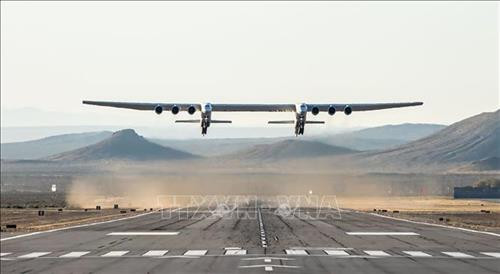 Chiếc máy bay lớn nhất thế giới bay qua sa mạc ở California, Mỹ ngày 13/4. Ảnh: AFP/TTXVN Chiếc máy bay lớn nhất thế giới bay qua sa mạc ở California, Mỹ ngày 13/4. Ảnh: AFP/TTXVN
