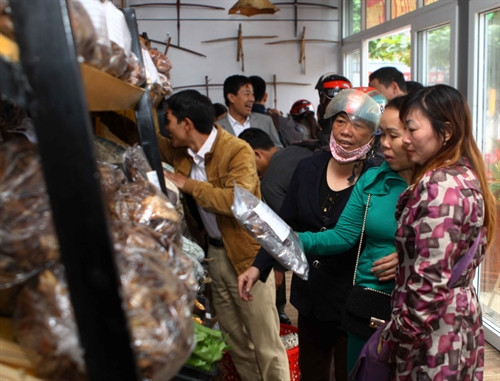 Người dân và du khách lựa chọn và mua những sản vật nổi tiếng của đồng bào Quế Phong. Người dân và du khách lựa chọn và mua những sản vật nổi tiếng của đồng bào Quế Phong.