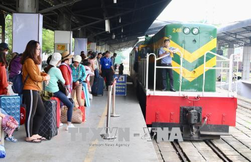 Hành khách đón tàu trong ga Sài Gòn. Ảnh: Trần Xuân Tình-TTXVN