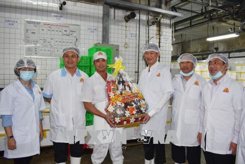 Ông Trần Vĩnh Tuyến, Phó Chủ tịch UBND Thành phố Hồ Chí Minh tặng quà Tết cho công nhân của Công ty cổ phần Việt Nam kỹ nghệ súc sản – Vissan Ảnh: Mỹ Phương - TTXVN Ông Trần Vĩnh Tuyến, Phó Chủ tịch UBND Thành phố Hồ Chí Minh tặng quà Tết cho công nhân của Công ty cổ phần Việt Nam kỹ nghệ súc sản – Vissan Ảnh: Mỹ Phương - TTXVN