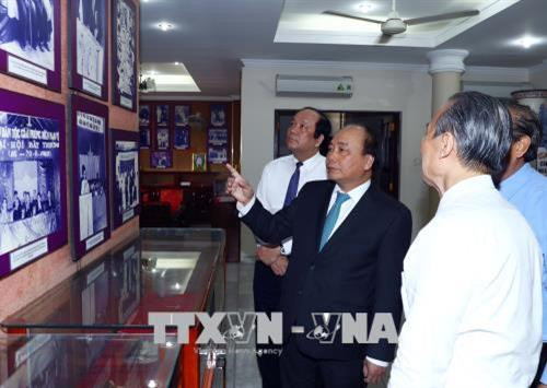 Nhân dịp đón Tết Cổ truyền Mậu Tuất 2018, ngày 10/2/2018, tại Thành phố Hồ Chí Minh, Thủ tướng Nguyễn Xuân Phúc đến dâng hương đồng chí Võ Chí Công, nguyên Uỷ viên Bộ Chính trị, nguyên Chủ tịch Hội đồng Nhà nước CHXHCN Việt Nam, nguyên Phó Chủ tịch Hội đồng Bộ trưởng, nguyên Cố vấn Ban chấp hành Trung ương Đảng Cộng sản Việt Nam. Ảnh: Thống Nhất -TTXVN Nhân dịp đón Tết Cổ truyền Mậu Tuất 2018, ngày 10/2/2018, tại Thành phố Hồ Chí Minh, Thủ tướng Nguyễn Xuân Phúc đến dâng hương đồng chí Võ Chí Công, nguyên Uỷ viên Bộ Chính trị, nguyên Chủ tịch Hội đồng Nhà nước CHXHCN Việt Nam, nguyên Phó Chủ tịch Hội đồng Bộ trưởng, nguyên Cố vấn Ban chấp hành Trung ương Đảng Cộng sản Việt Nam. Ảnh: Thống Nhất -TTXVN