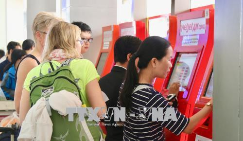 Sân bay Tân Sơn Nhất bố trí khu vực để hành khách tự check in thủ tục. Ảnh: Trần Xuân Tình-TTXVN