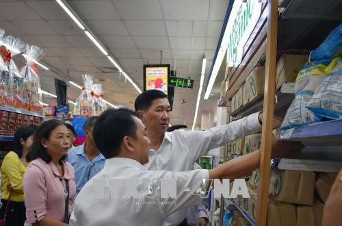 Ông Trần Vĩnh Tuyến, Phó Chủ tịch UBND Thành phố Hồ Chí Minh kiểm tra quầy hàng thực phẩm Organic tại Co.opmart Đinh Tiên Hoàng, quận Bình Thạnh Ảnh: Mỹ Phương - TTXVN Ông Trần Vĩnh Tuyến, Phó Chủ tịch UBND Thành phố Hồ Chí Minh kiểm tra quầy hàng thực phẩm Organic tại Co.opmart Đinh Tiên Hoàng, quận Bình Thạnh Ảnh: Mỹ Phương - TTXVN