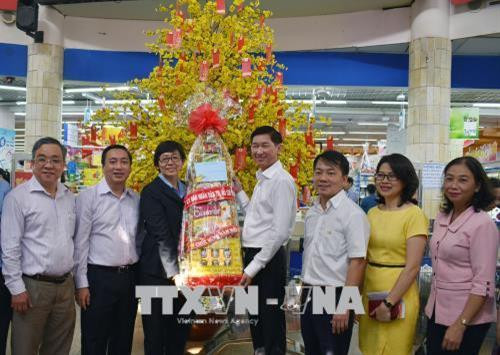 Ông Trần Vĩnh Tuyến, Phó Chủ tịch UBND Thành phố Hồ Chí Minh tặng quà Tết cho đại diện lãnh đạo siêu thị Co.opmart Đinh Tiên Hoàng, quận Bình Thạnh. Ảnh: Mỹ Phương -TTXVN Ông Trần Vĩnh Tuyến, Phó Chủ tịch UBND Thành phố Hồ Chí Minh tặng quà Tết cho đại diện lãnh đạo siêu thị Co.opmart Đinh Tiên Hoàng, quận Bình Thạnh. Ảnh: Mỹ Phương -TTXVN