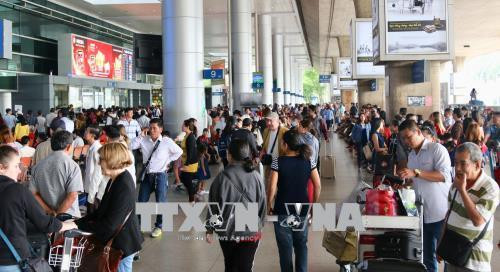 Người thân đón khách tại ga quốc tế sân bay Tân Sơn Nhất. Ảnh: Trần Xuân Tình-TTXVN