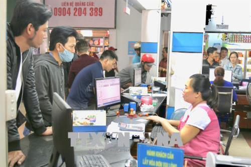 Hành khách mua vé tại ga Sài Gòn trong ngày 11/2/2018 (26 Tết). Ảnh: Trần Xuân Tình-TTXVN