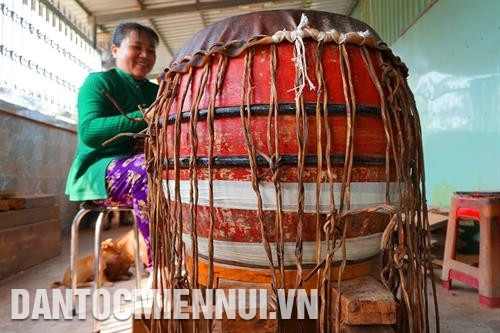 Trống Bình An nổi tiếng nhiều nơi nhờ kỹ thuật công phu, trải qua gần 20 công đoạn để ra được thành phẩm. Ảnh: Bùi Giang