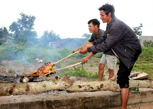Người dân bon Ja Rah làm món gà nướng. Người dân bon Ja Rah làm món gà nướng.