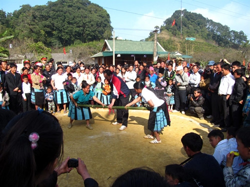 Người Mông vui tết.