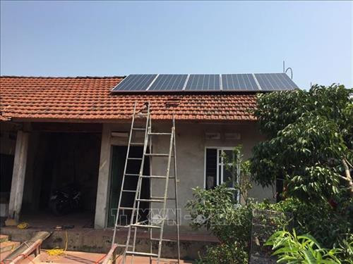 Triển khai lắp đặt điện mặt trời áp mái cho người dân. Ảnh: Đức Thọ - TTXVN Triển khai lắp đặt điện mặt trời áp mái cho người dân. Ảnh: Đức Thọ - TTXVN
