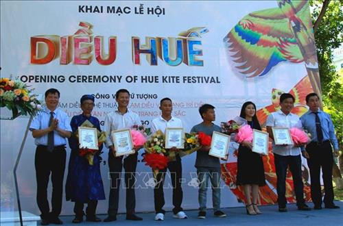 Ban tổ chức trao giấy chứng nhận cho nghệ nhân và nhà tài trợ tham gia lễ hội Diều Huế. Ảnh: Tường Vi - TTXVN Ban tổ chức trao giấy chứng nhận cho nghệ nhân và nhà tài trợ tham gia lễ hội Diều Huế. Ảnh: Tường Vi - TTXVN