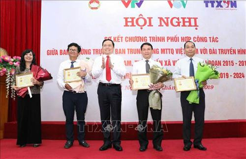 Đồng chí Trần Thanh Mẫn, Bí thư Trung ương Đảng, Chủ tịch Ủy ban Trung ương MTTQ Việt Nam trao tặng Kỷ niệm chương “ Vì sự nghiệp Đại đoàn kết dân tộc” cho đại diện các đơn vị tại buổi lễ. Ảnh: Văn Điệp – TTXVN Đồng chí Trần Thanh Mẫn, Bí thư Trung ương Đảng, Chủ tịch Ủy ban Trung ương MTTQ Việt Nam trao tặng Kỷ niệm chương “ Vì sự nghiệp Đại đoàn kết dân tộc” cho đại diện các đơn vị tại buổi lễ. Ảnh: Văn Điệp – TTXVN