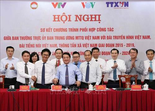 Ký kết chương trình phối hợp công tác giai đoạn 2019-2024 giữa Ban Thường trực Ủy ban Trung ương MTTQ Việt Nam với TTXVN, VTV, VOV. Ảnh: Văn Điệp - TTXVN Ký kết chương trình phối hợp công tác giai đoạn 2019-2024 giữa Ban Thường trực Ủy ban Trung ương MTTQ Việt Nam với TTXVN, VTV, VOV. Ảnh: Văn Điệp - TTXVN